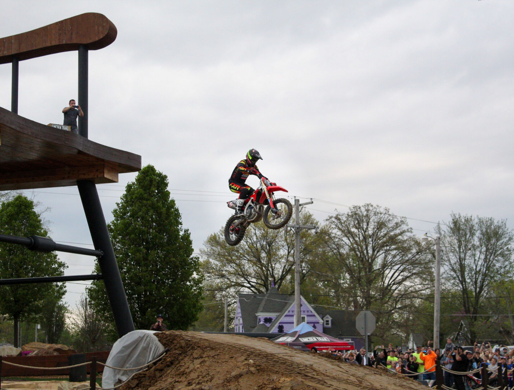 050222-mat-nws-jump3.jpg